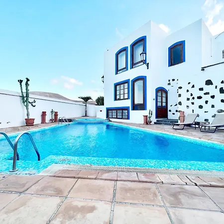 With Breakfast Included, Balcony, Wifi, Pool In Yaiza * Yaiza (Lanzarote)